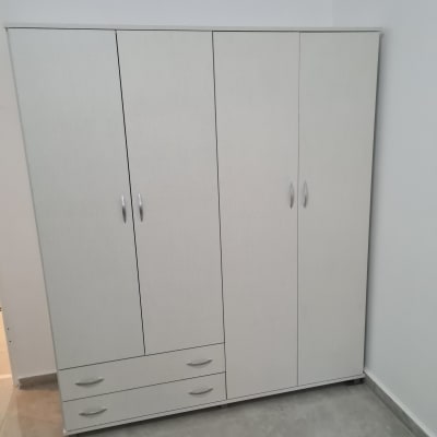 ארון בגדים עם דלתות ומגירות
