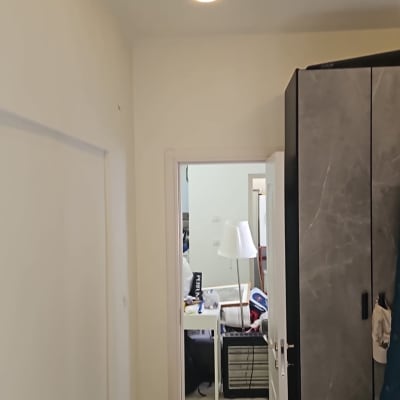 תאורה חדשה במסדרון עם ארון קיר