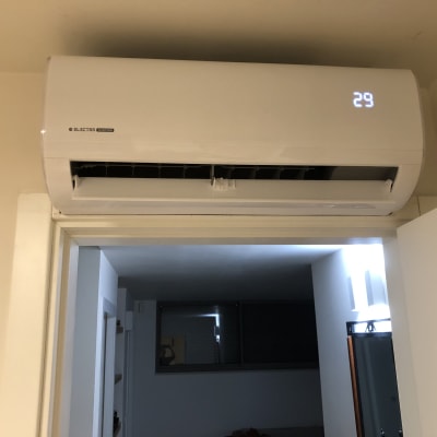 מזגן קיר עם תצוגת טמפרטורה 29 מעלות