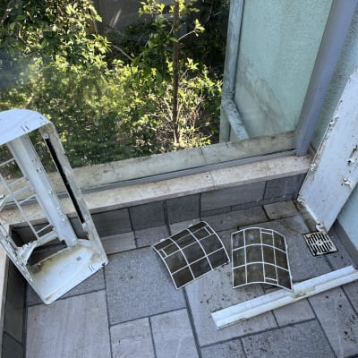 חלקי מזגן מפורקים על מרפסת