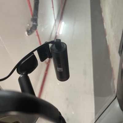 מצלמת רכב מותקנת על שמשה קדמית עם כבל חשמל