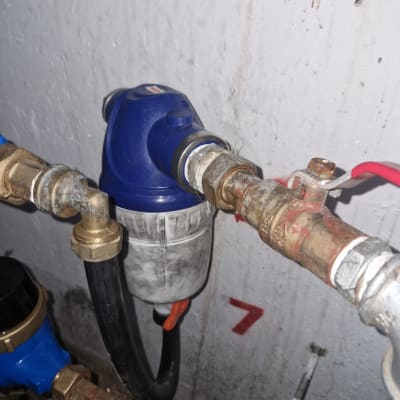 צנרת מים עם מסנן כחול וברזים