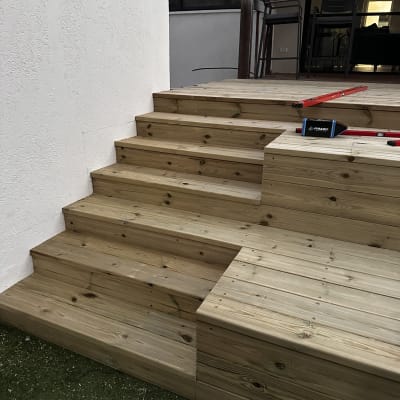 מדרגות עץ עם כלי עבודה על הדק