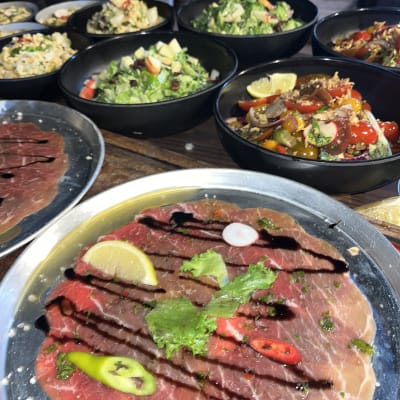 מנות סלטים ובשר פרוס עם קישוטים