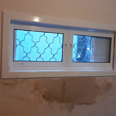 חלון אלומיניום עם סורגים דקורטיביים