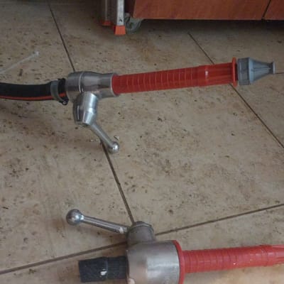 כלי עבודה עם צינור על רצפה