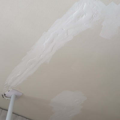 תיקון צבע בתקרה עם וילון אפור