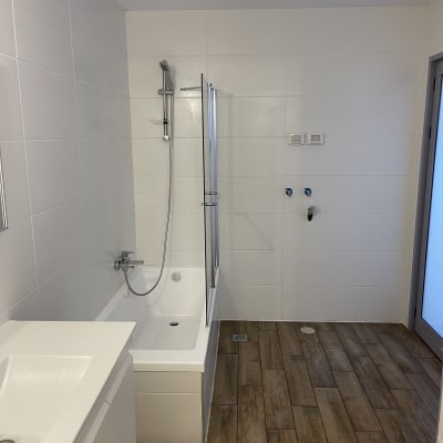 אמבטיה עם מקלחון, כיור ורצפת עץ