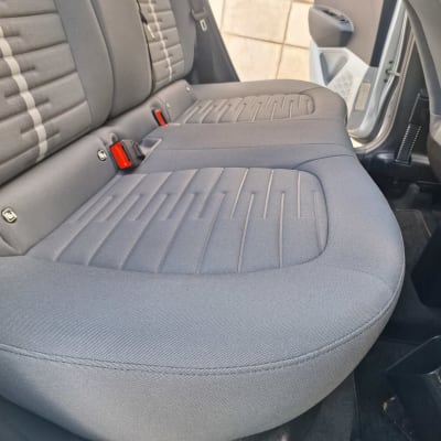 מושב רכב נקי לאחר ניקוי יסודי