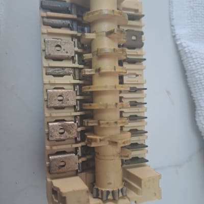 רכיב חשמלי עם מגעים מתכתיים