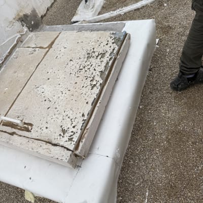 עבודת איטום על גג עם חומרים וכלים מתאימים