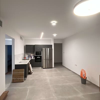 תאורה מותקנת במטבח מודרני עם מכשירי חשמל