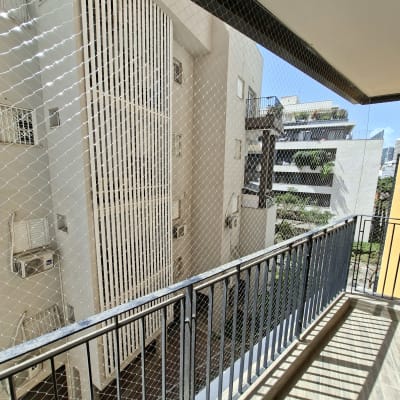 רשת יונים מותקנת על מרפסת בניין