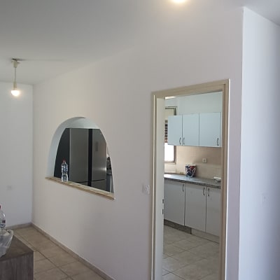 מנורה תלויה מהתקרה עם חוט חשמל חשוף