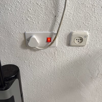 שקע חשמלי עם מתג על קיר לבן