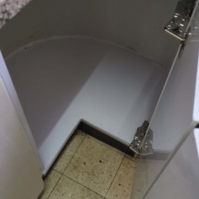 ארון מטבח פתוח עם צירים מתכתיים