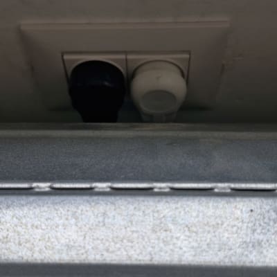 שני שקעים עם תקעים שחור ולבן