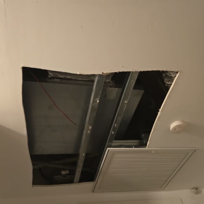 תקרה פתוחה עם מסגרת מתכת וגבס