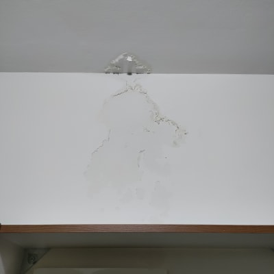 קיר עם סימני רטיבות והתקלפות צבע