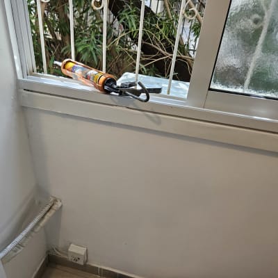 חלון עם חומר איטום על אדן החלון