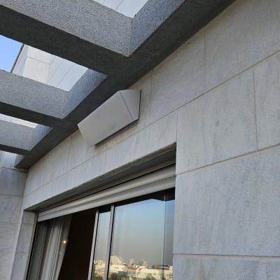 תאורה חיצונית מותקנת על קיר בניין