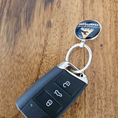 מפתח רכב עם מחזיק מפתחות על שולחן עץ