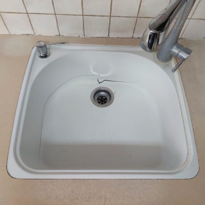 כיור עם סדק במשטח שיש בהיר