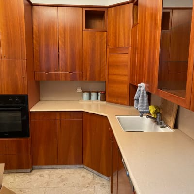 מטבח עם ארונות עץ, כיור ומשטח עבודה