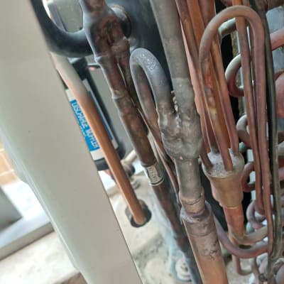 צינורות מתכת של מערכת מיזוג אוויר