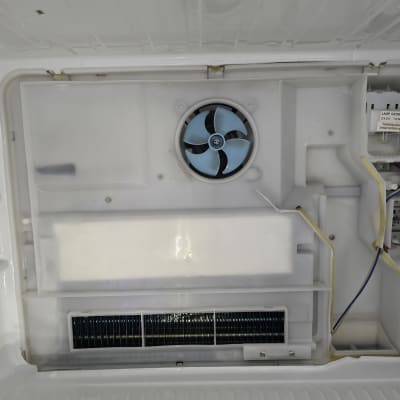 חלקים פנימיים של מקרר עם מאוורר וחוטים