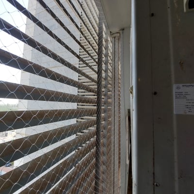 רשת מתכת מותקנת למניעת כניסת יונים