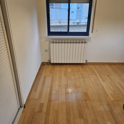 רצפה נקייה וחלון בחדר ריק