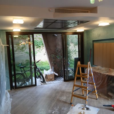 סולם וחלונות זכוכית בחדר שיפוצים