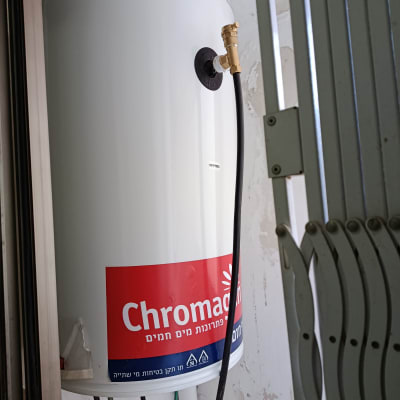 דוד שמש מותקן עם צינור ומחבר