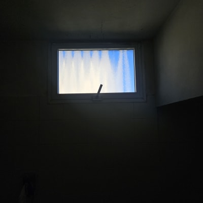 חלון זכוכית עם ידית פתיחה