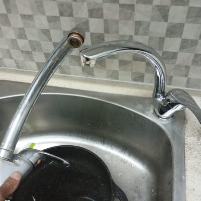 ברז שבור בכיור מטבח עם ידית מנותקת