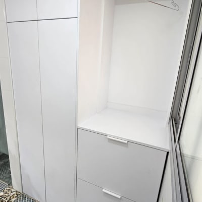 ארון לבן עם מגירות ותלייה