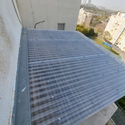 גג פלסטיק שקוף עם ברגים על מבנה