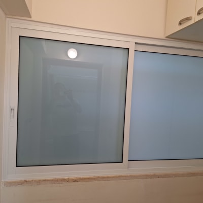 חלון אלומיניום עם זכוכית חלבית בחדר