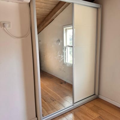 מראה גדולה על דלת הזזה בחדר ריק