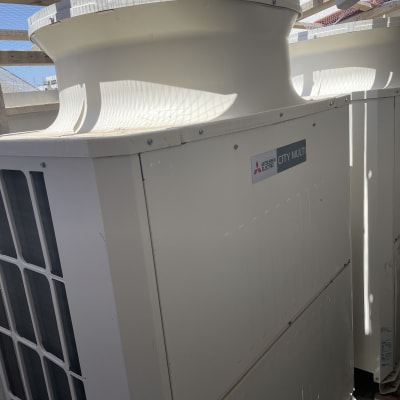 יחידת מיזוג אוויר חיצונית של מיצובישי על גג