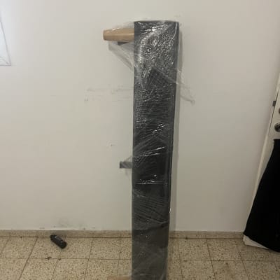 רהיט עטוף בניילון מוכן להובלה