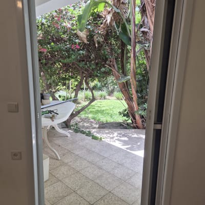 מסגרת אלומיניום לדלת זכוכית פתוחה