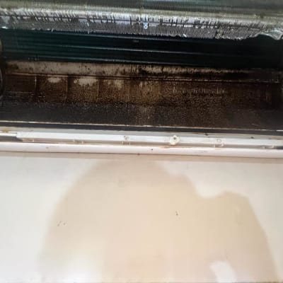 יחידת מיזוג אוויר מלוכלכת עם לכלוך ואבק