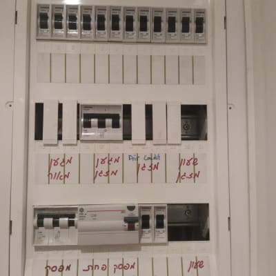 לוח חשמל עם מפסקים ומתגים שונים
