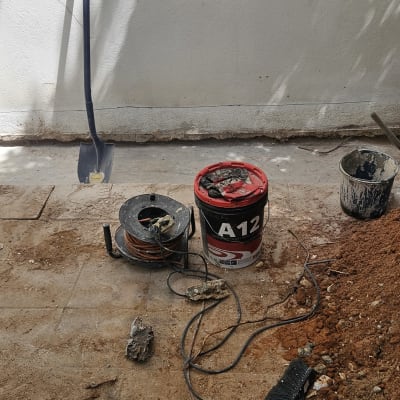 כלי עבודה וחומרים לאיטום על רצפה