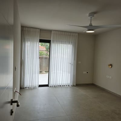 חדר ריק עם רצפה נקייה ומאוורר תקרה