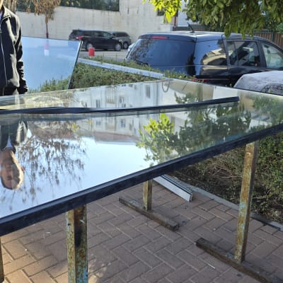 שולחן זכוכית עם מסגרת אלומיניום בחוץ