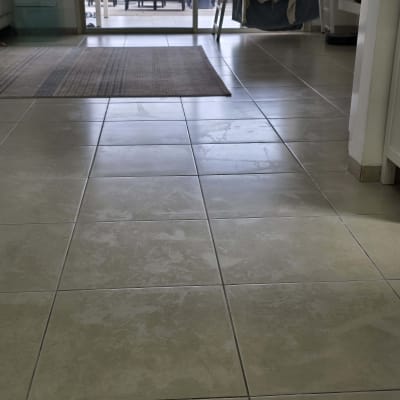 רצפה נקייה עם מתלה כביסה בחדר מואר