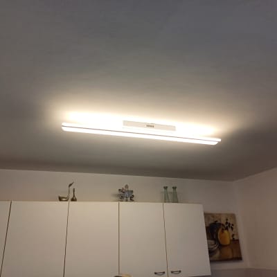 תאורת תקרה מותקנת במטבח מעל ארונות לבנים